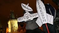 29. ledna 2007: Už o několik týdnů dříve se odpůrci vybudování americké radarové základny na českém území sešli na Václavském náměstí. Po dohadech s magistrátem se uskutečnil i protestní pochod městem k úřadu vlády a americké ambasádě. Celá galerie: Ne základnám, chceme referendum! Protestní pochod prošel Prahou