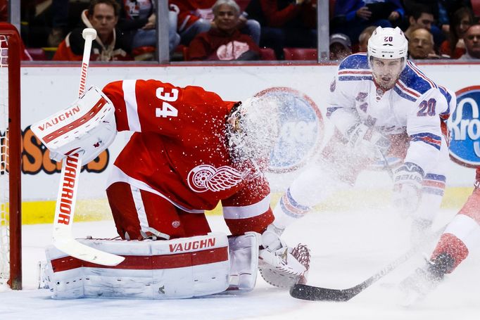 NHL: New York Rangers at Detroit Red Wings (Petr Mrázek a Chris Kreider)