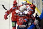 Hráči Pardubic se radují z gólu v zápase 47. kola hokejové extraligy na ledě Kladna
