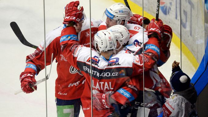 Hráči Pardubic se radují z gólu v zápase 47. kola hokejové extraligy na ledě Kladna