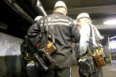 V Dole Darkov na Karvinsku zahynul horník, další muž byl vážně zraněn