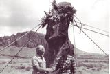 Pavlu Pavlovi blahopřeje vedoucí expedice, popularizátor vědy a cestovatel Thor Heyerdahl.
