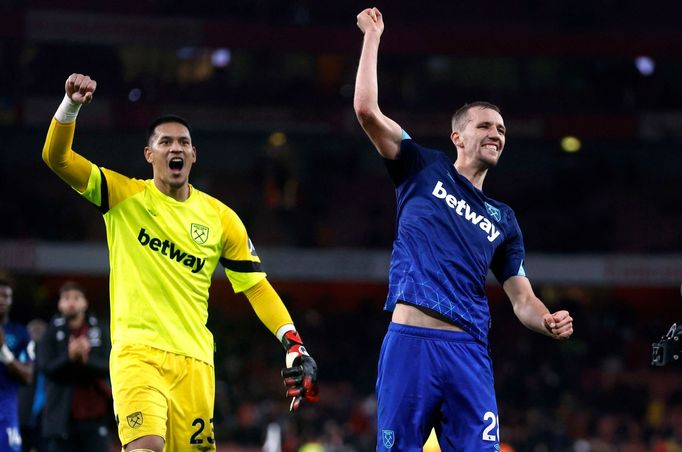 Brankář Alphonse Areola a Tomáš Souček slaví výhru West Hamu na stadionu Arsenalu