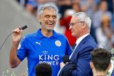 Už před zápasem byla atmosféra na King Power Stadium v Leicesteru naprosto elektrizující. Známý italský zpěvák Andrea Bocelli zazpíval svému krajanovi, trenérovi Lišek Claudiu Ranierimu.