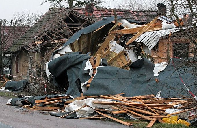 Českem se přehnala Emma Po vichřici, která během prvního březnového víkendu řádila nad Českou republikou, zůstaly na mnoha místech miliónové škody. Podívejte se: Vichřice Emma - tohle po ní zbylo... .