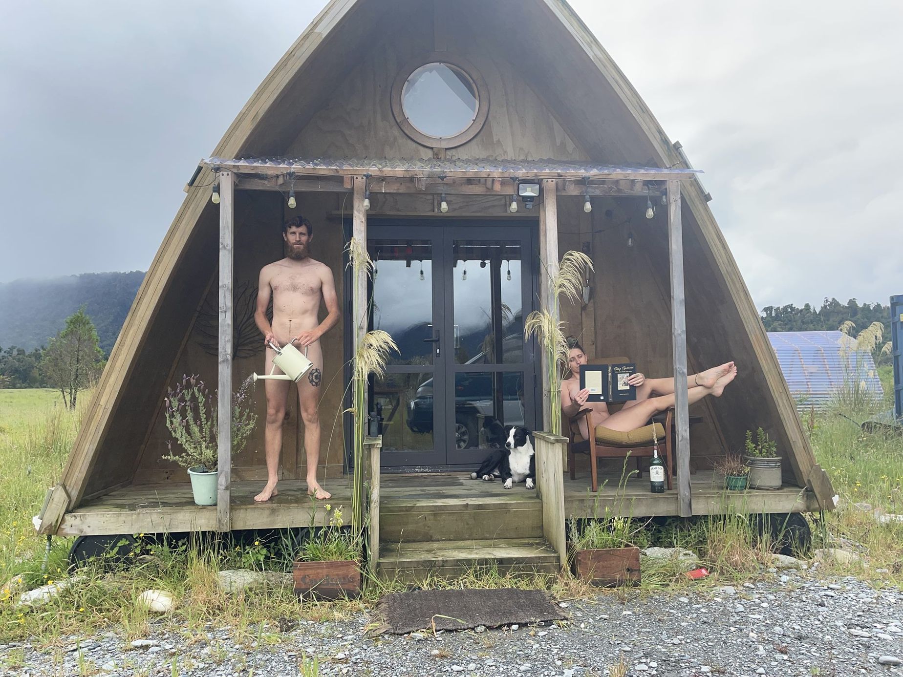 Nahota prodává, řekli si manželé na Novém Zélandu, když hledali kupce pro svou chatu v podhůří Jižních Alp. K inzerátu přidali odvážnou fotografii.