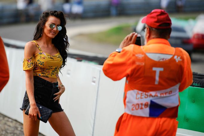 Grid girls v závodě MotoGP v Brně 2018.