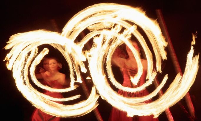 Artists from Russian theatre "Live fires" perform with fire during a fire festival in Minsk May 19, 2012. REUTERS/Vasily Fedosenko (BELARUS - Tags: SOCIETY) Published: Kvě. 20, 2012, 3:49 dop.