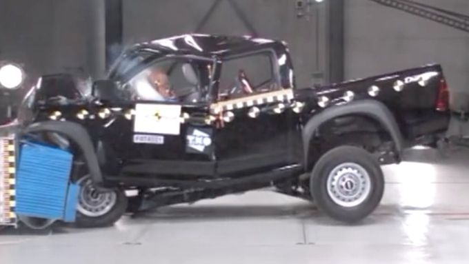 Crash test Isuzu D-Max z roku 2008