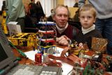 Hobby roboti. Václav Bláha předvedl v sobotu prototypy jednoduchých stavebnic robotů. Líbily se dětem i dospělým.