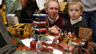 Hobby roboti. Václav Bláha předvedl v sobotu prototypy jednoduchých stavebnic robotů. Líbily se dětem i dospělým.