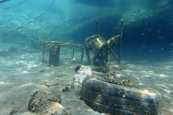 Odpad ležící na dně Egejského moře u řeckého ostrova Thasos. Září 2018.