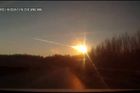 Řidič zachytil kamerkou v autě pád meteoritu na Ural