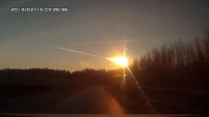 Řidič zachytil kamerkou v autě pád meteoritu na Ural