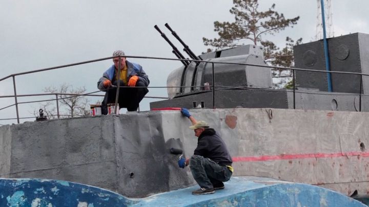 Rusové narychlo “leští” zdevastovaný Mariupol. V parku zničeného města natírají loď; Zdroj foto: Associated Press