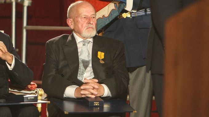 V říjnu 2014 Zdeňku Jičínskému prezident Miloš Zeman udělil medaili Za zásluhy I. stupně