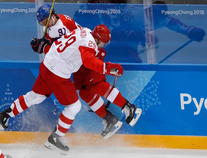 Martin Erat a Ilja Chabulov (292) v semifinále Česko - Rusko na ZOH 2018