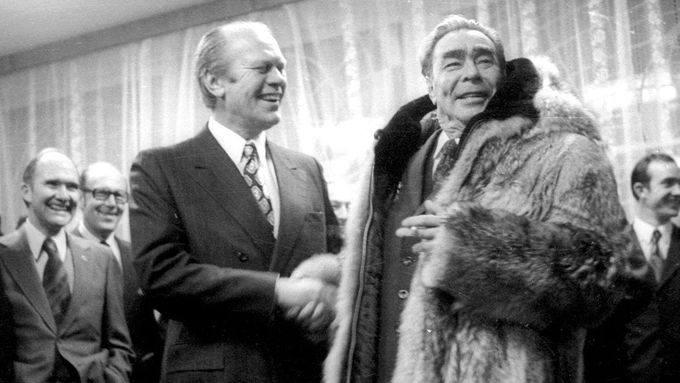Leonid Iljič Brežněv (vpravo) s americkým prezidentem Geraldem Fordem v roce 1974 ve Vladivostoku.