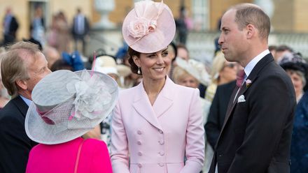 Kate v růžové. Vévodkyně ohromila na královnině zahradní party