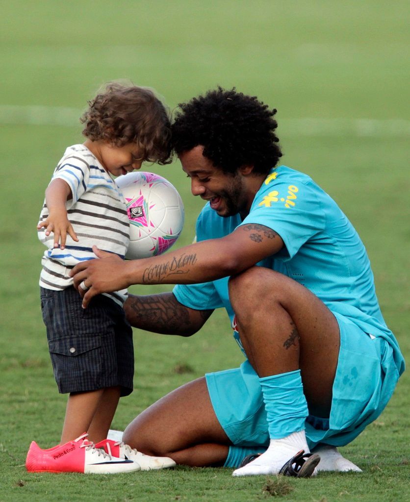 Marcelo se synem na tréninku brazilské fotbalové reprezentace před OH Londýn 2012
