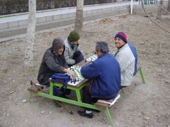 Parky jsou v Teheránu místy úniku. Oblíbenou zábavou Íránců tam bývájí šachy.