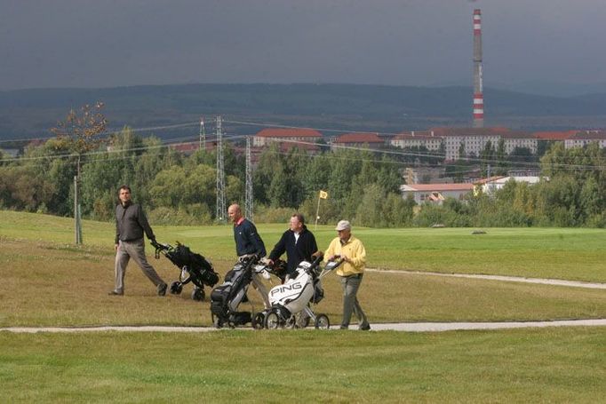 Tady stála až do roku 1970 obec Horní Rychnov. Sokolovská uhelná společnost vesnici vyvlastnila, uhlí vytěžila. Když výsypku dolu Silvestr samovolně porostl les, břízy vyklučila a vybudovala tu za 128 miliónů určených na rekultivaci golfové hřiště.