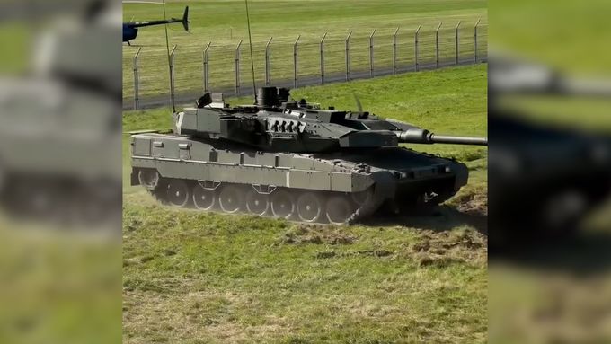 Jak ukazují záznamy na sociálních sítích pořízené na vyvýšené divácké tribuně během Dnů NATO 2025, tank Leopard 2A8 zdevastoval bezpečnostní plot při couvání.