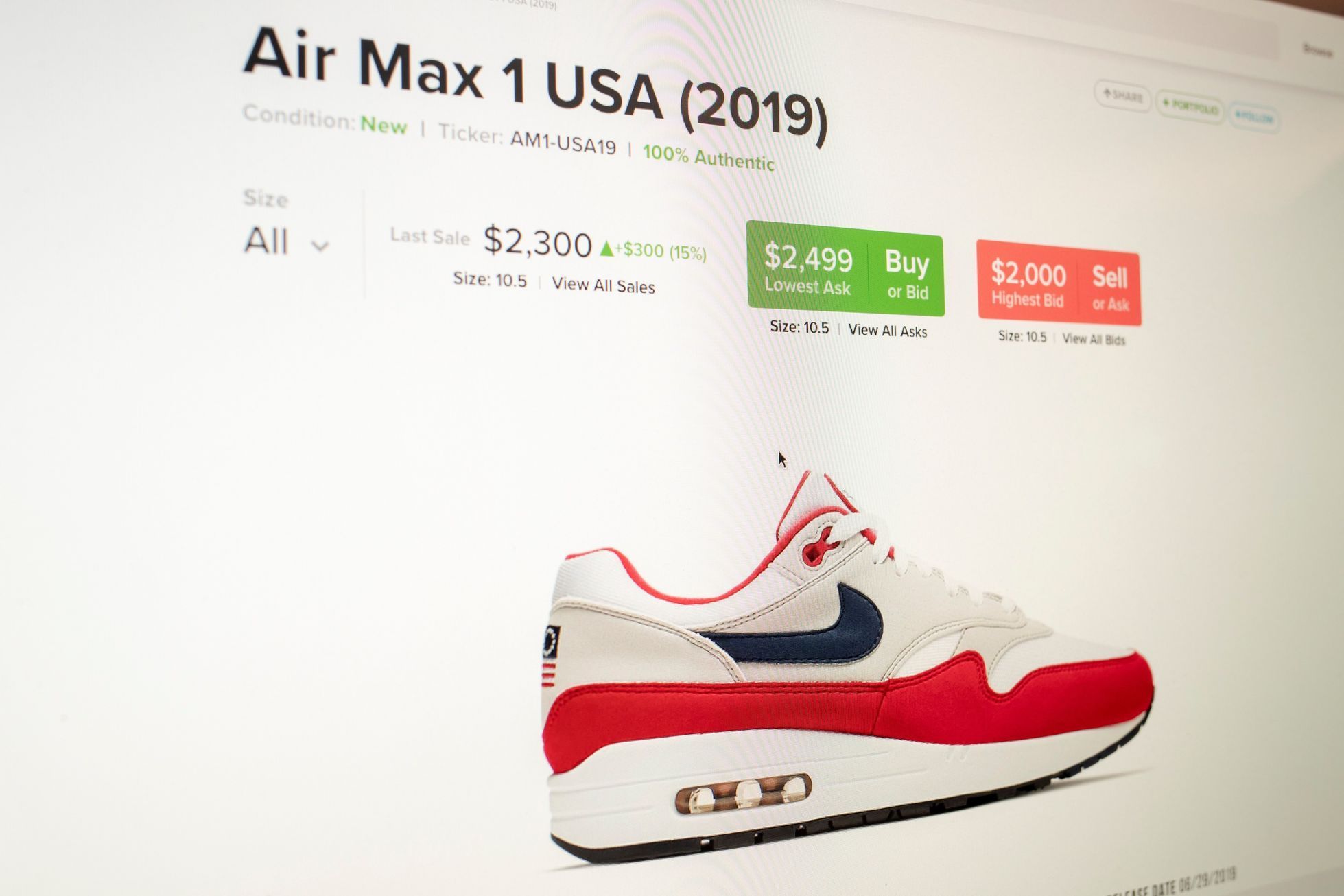Firma Nike stáhla z prodeje tenisky se starší verzí vlajky Spojených států, kterou začala jako svůj symbol používat Americká nacistická strana.