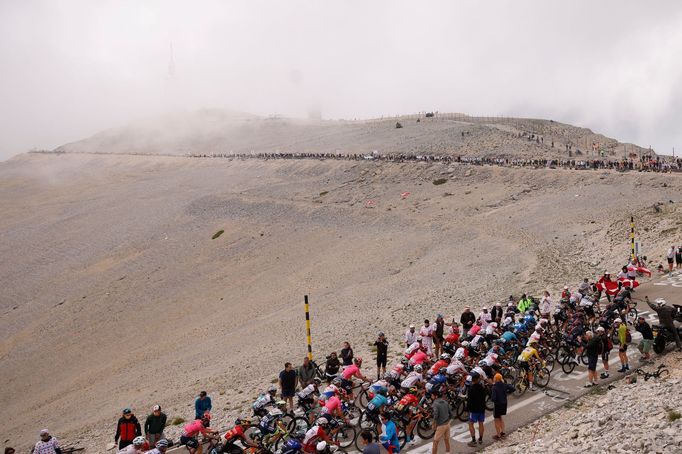 11. etapa Tour de France 2021: Fanoušci pod vrcholem Mont Ventoux.