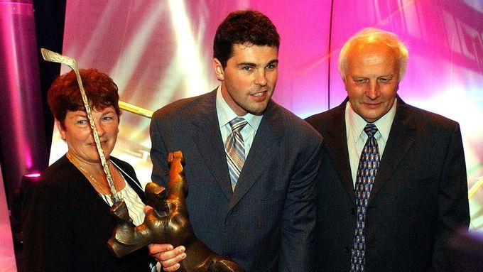 Jaromír Jágr s rodiči po vítězství v anketě Zlatá hokejka v roce 2005