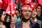 Sílí protesty proti monarchii v Nepálu
