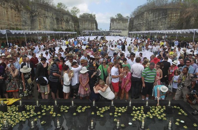 Australian relatives of victims of the 2002 Bali bomb attack comfort each other as they attend commemoration service for the 10th anniversary of the Bali bombing in Garuda Wisnu Kencana (GWK) cultural park in Jimbaran, Bali October 12, 2012. Eighty-eight Australians were among the 202 people killed in the attacks on the Sari Club and Paddy's Bar at the popular tourist area of Kuta on October 12, 2002. REUTERS/Beawiharta (INDONESIA - Tags: ANNIVERSARY POLITICS) Published: Říj. 12, 2012, 4:59 dop.