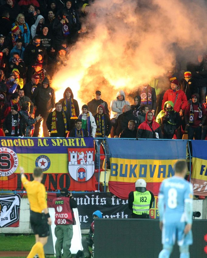 EL, Slovan-Sparta: řádění fanoušků