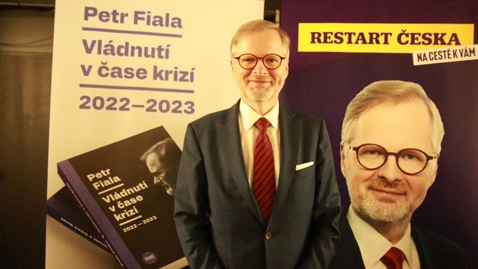 Premiér Petr Fiala po prvním setkání s veřejností v rámci své nové tour s názvem Restart Česka - Na cestě k vám, po které podepisoval svou nejnovější knihu