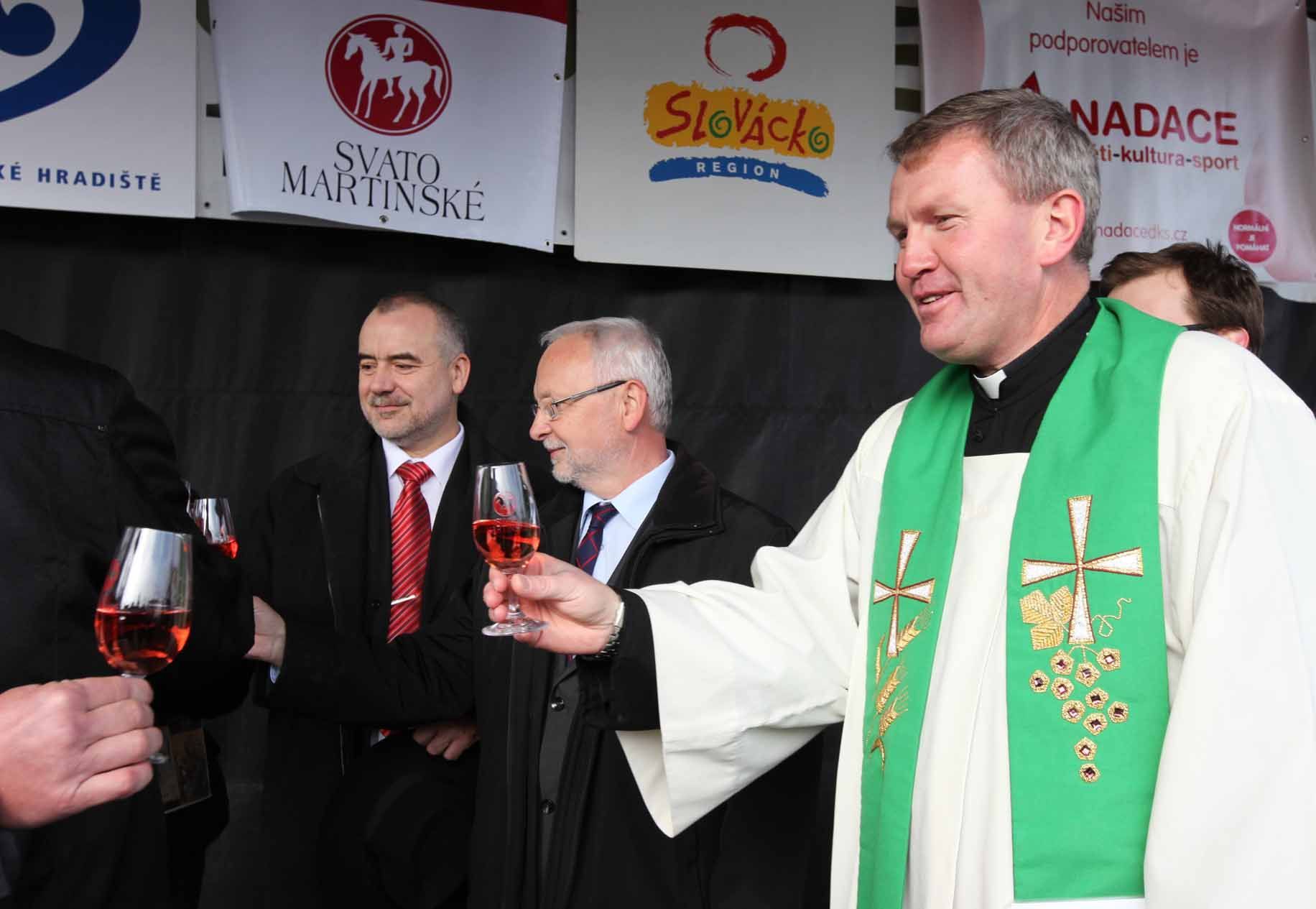 Svatý Martin přivezl k požehnání letošní mladá vína