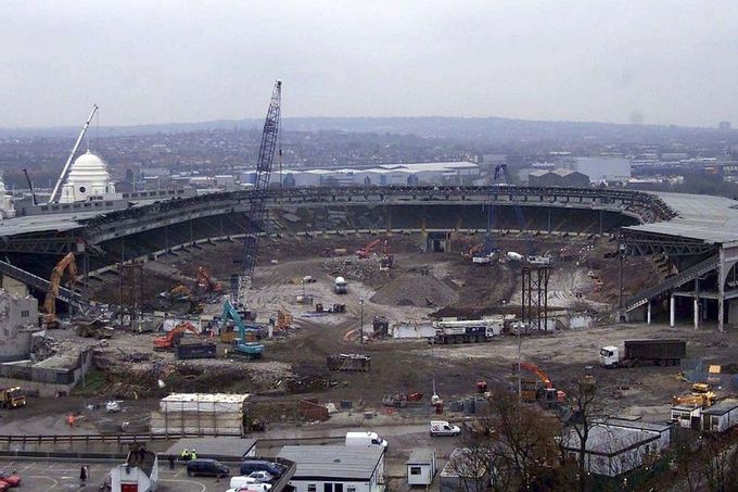 Demolice starého stadiónu ve Wembley v Londýně. Prosinec 2002