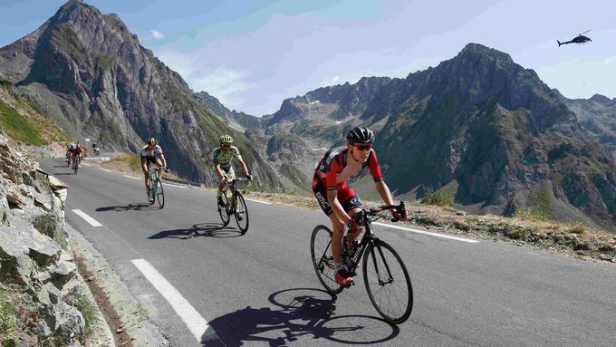 Podívejte se, jak vypadají sjezdy během horských etap na Tour de France z pohledu cyklistů. Kameru má závodník umístěnou na řídítkách a na sedle.