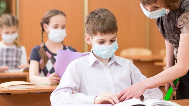 Strach z otevření škol? Rozhodnout musí skutečná rizika, ne emoce, varují ekonomové