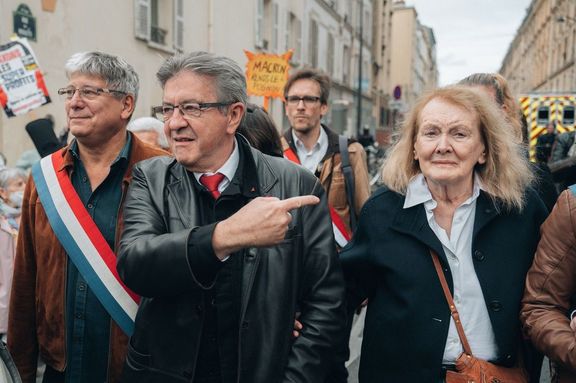 Levicový politik a bývalý prezidentský kandidát Jean-Luc Mélenchon s Annie Ernauxovou minulý víkend demonstrovali v Paříži proti drahotě a klimatické politice.