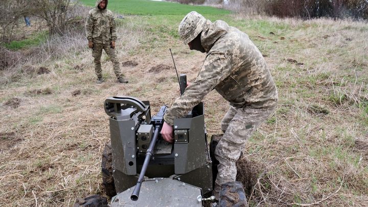 Roboti s kulomety zahání agresivní Rusy. Ukrajinci s nimi chtějí obsadit frontu