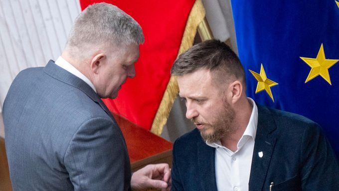 Slovenský premiér Robert Fico (vlevo) zjevně věří názorům svého zmocněnce pro prověření procesů během pandemie covidu Petera Kotlára víc než skutečným odborníkům.