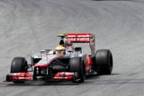 Vítězem kvalifikace na Velkou cenu Španělska se stal Lewis Hamilton na McLarenu (v popředí).