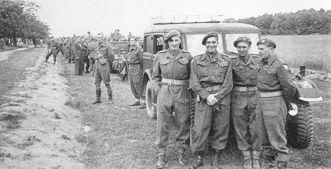 Ukázky fotografií z knihy "Kříže a hvězdy od Dunkerque" připomínající účast československých vojáků při obléhání Dunkirku v roce 1944.