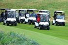 Donald Trump srdnatě propaguje svůj golfový byznys. Prezident si pohodově užívá green, zatímco kritici zuří, že využívá státní návštěvu k vlastní reklamě, samozřejmě za státní peníze. Ve světle dojednané obchodní dohody USA s Evropskou unií mu trochu křivdí...