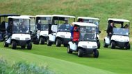 Donald Trump srdnatě propaguje svůj golfový byznys. Prezident si pohodově užívá green, zatímco kritici zuří, že využívá státní návštěvu k vlastní reklamě, samozřejmě za státní peníze. Ve světle dojednané obchodní dohody USA s Evropskou unií mu trochu křivdí...