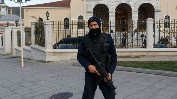 Policista před sídlem guvernéra v Sultanahmetu v Istanbulu