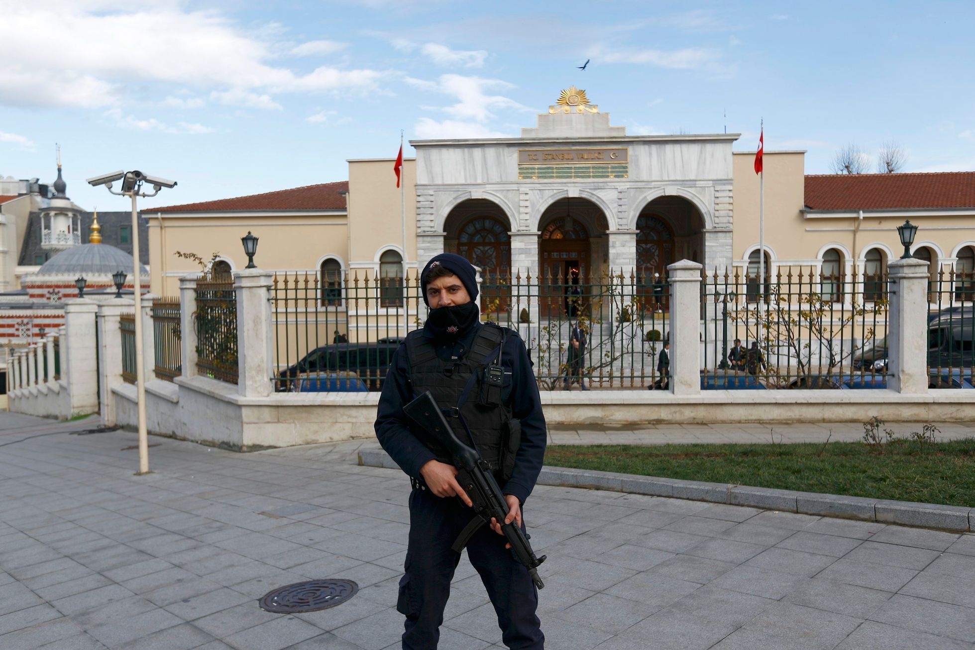 Policista před sídlem guvernéra v Sultanahmetu v Istanbulu
