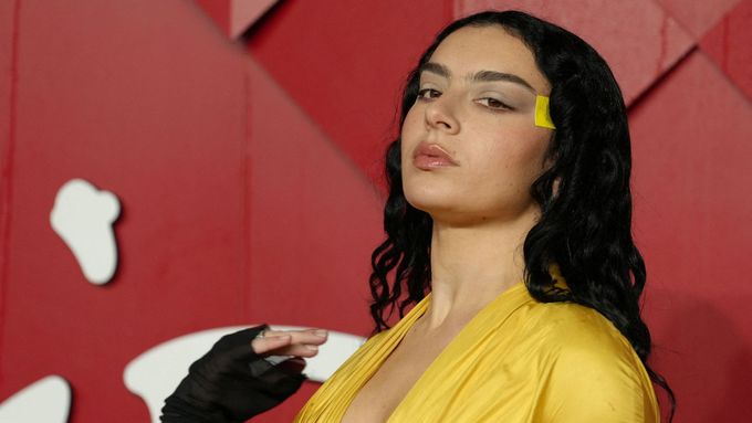 Singl 360 z alba Brat od zpěvačky Charli XCX. Foto: Reuters