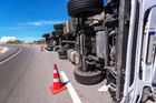 Autobus v Maďarsku narazil do mostní konstrukce, osm lidí nehodu nepřežilo