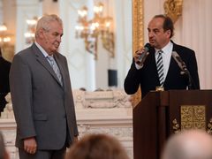 Prezident Miloš Zeman s tehdejším ministrem zahraničí v demisi Janem Kohoutem v srpnu 2013.